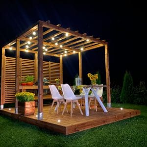 Pergola ja terassivalot pimeällä
