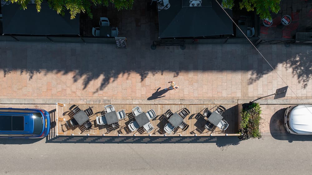 Parklet terassi ravintola Henry's Pub