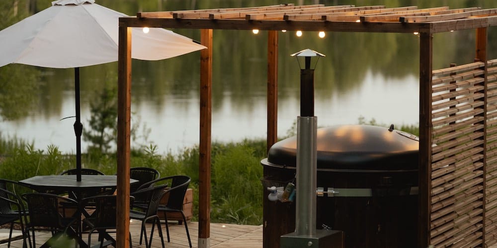 Kestopuinen pergola asennettuna terassille