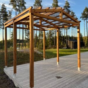 Harjakattoinen pergola valokatteella
